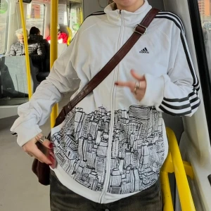 Adidas zip up - Säljer dendär skitcoola adidas zip up en som inte kommer till användning längre😊 Skriv mer för fler bilder mm🙏