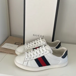 Gucci ace skor  - Säljer nu dessa feta Gucci ace skor i uk 7 som passar 41, i og ingår både dustbag och även Gucci papper men ej box som är för bildens skull endast, skriv för fler bilder/frågor🙌🏼