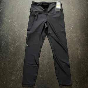 ankle leggings från Under Armour - Svarta ankle leggings från Under Armour med hög midja och kompressionseffekt.  Stl M                  Helt ny