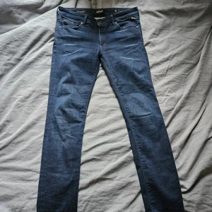 Replay Hyperflex New Luz jeans blå - Säljer ett par mörkblå Replay Hyperflex New Luz jeans, Säljer för dem är för små för mig Längd 94 och midje bredd 39 W31, inga defekter Skriv vid fler frågor 