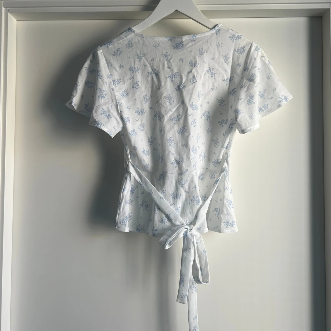 Vit blommig omlottopp från Gina Tricot - 2