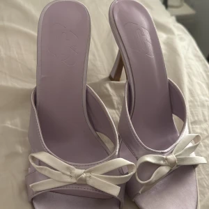 Klackskor från SHEIN - Supergulliga lila klackar från SHEIN. De har bara använts 1 gång, men glömde skicka tillbaka de. Köpte de för 120kr
