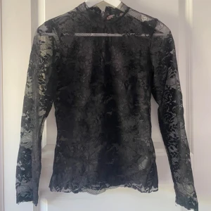 Svart spetsblus Nicki Minaj x H&M - Super fin topp i spets från H&M X Nicki Minaj kollektion.