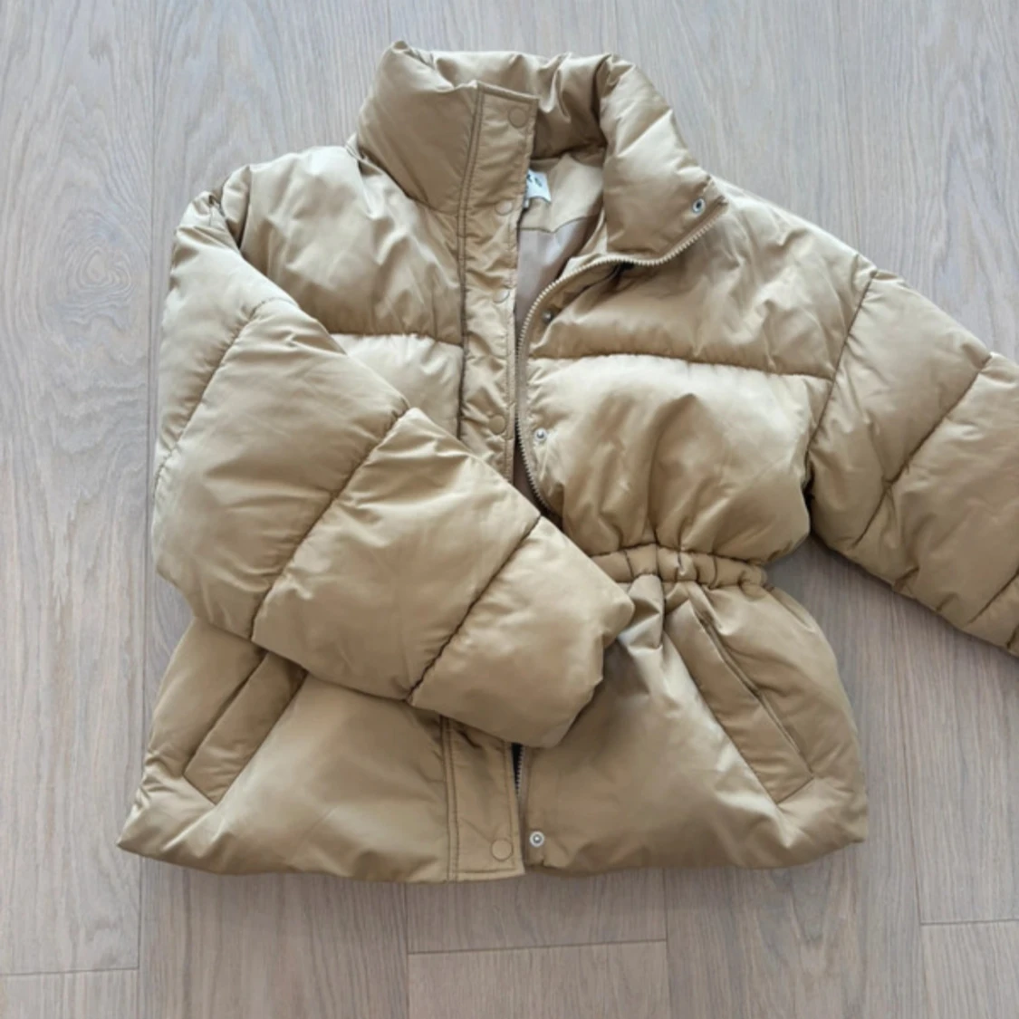 Beige pufferjacka från NA-KD - 2