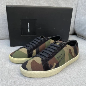 Saint Laurent skor - Hej! Säljer nu dessa sjukt snygga ysl skor. Skorna är helt nya! Har begränsat antal boxar och dustbag. Hör av dig vid frågor. 41 passar 42