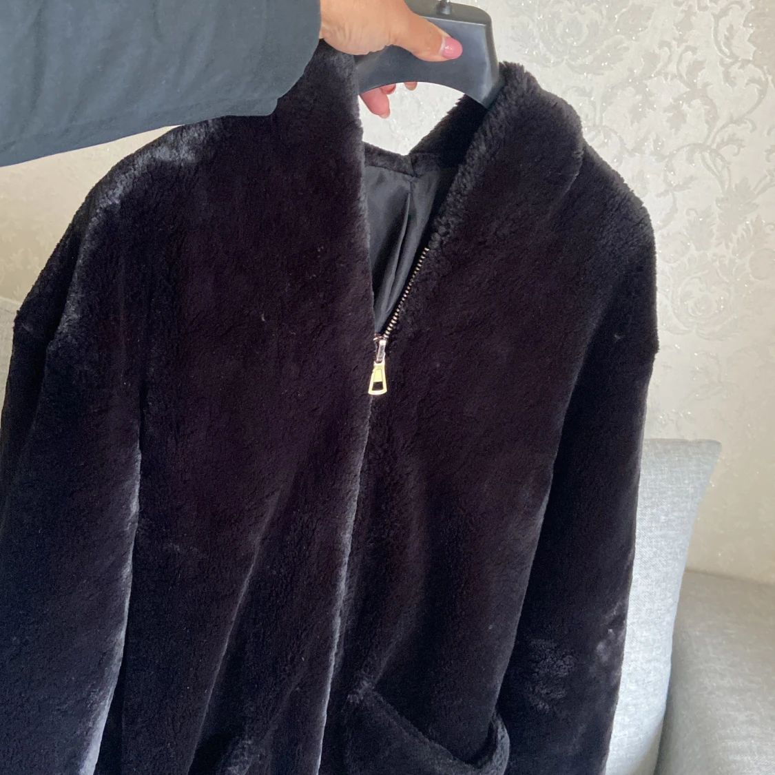 Svart pälsjacka med huva st.M - 1