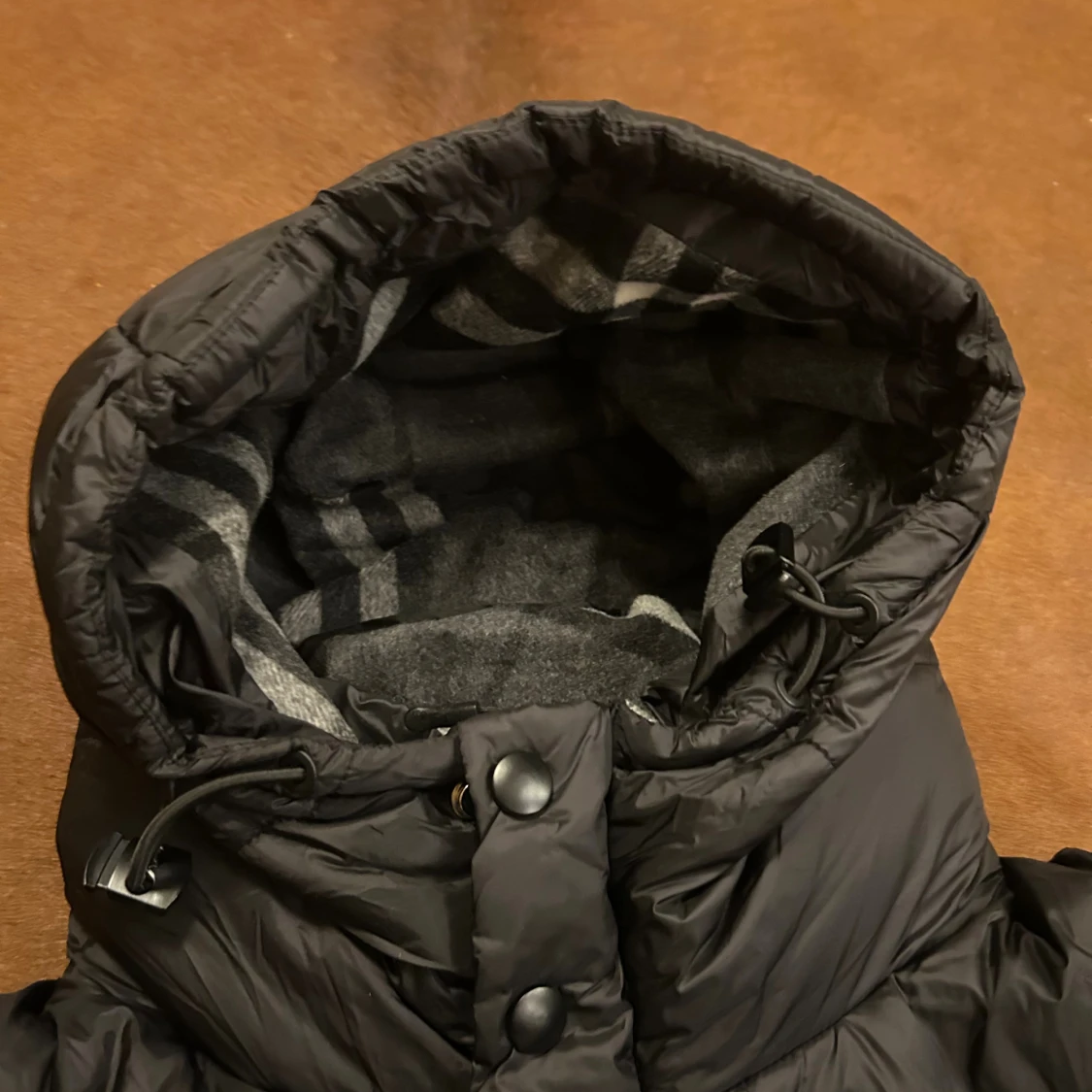 Svart Burberry pufferjacka med huva - 1