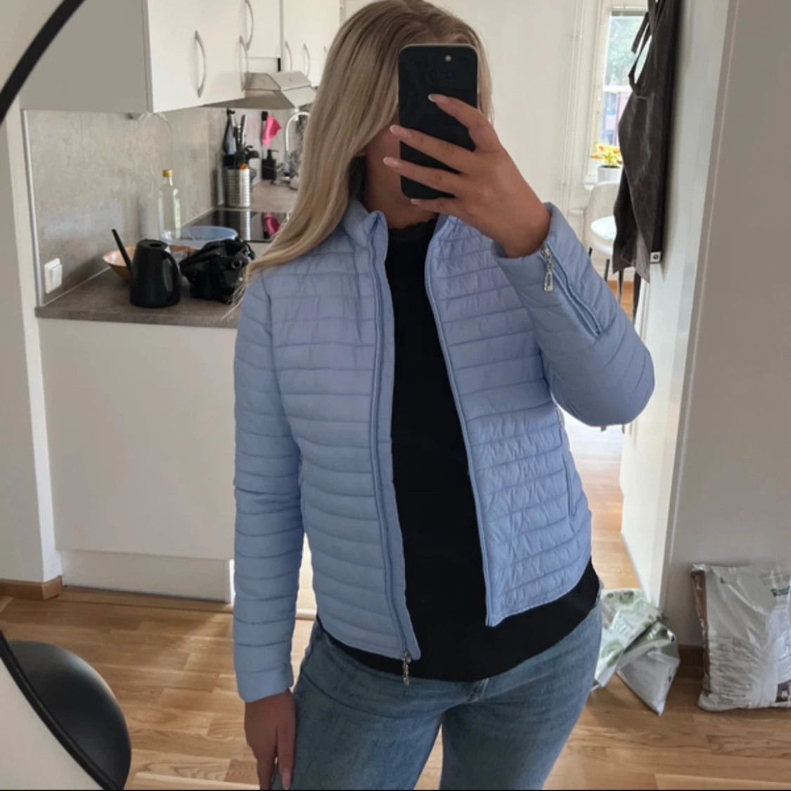 Jättefin ljusblå dunjacka