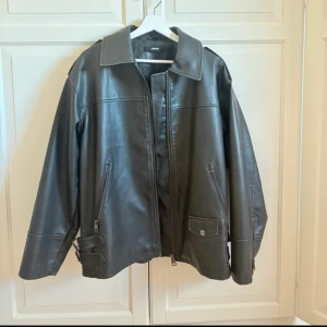 Läder / skinn jacka  - Super snygg biker jacka / läder jacka från bikbok. Nypris 899kr, slutsåld och använd cirka 2 gånger. Jätte fin till hösten, perfekt oversized och går att ha över axlarna eller på. Jag har S vanligtvis. 