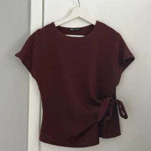 Vinröd topp med knyt från Zara - Supersöt topp perfekt till hösten använd en gång!❣️