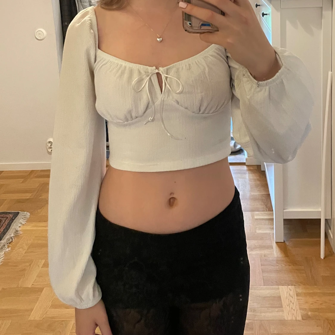 Vit croppad blus med ballongärmar