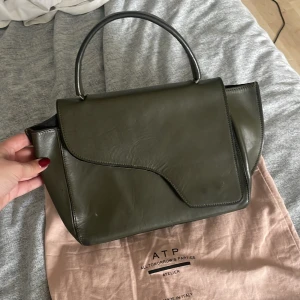 ATP atelier väska  - Grön väska från ATP atelier, dustbag och band tillkommer, nypris 3900kr, defekter kommer vilket ni kan se på bilderna men fråga gärna om mer bilder eller andra frågor, priset kan disskuteras