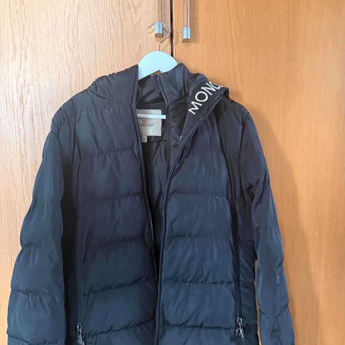 Svart Moncler pufferjacka med huva