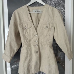 Jacka/overshirt från Avora - Superfin jacka ifrån Avora, slutsåld och i jättebra skick. Endast använd fåtal gånger