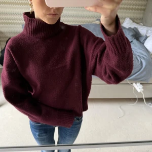 Polo tröja Zara  - Super fin polo tröja från Zara, super fint skick och väldigt varm och mysig perfekt till hösten och vintern💕💕