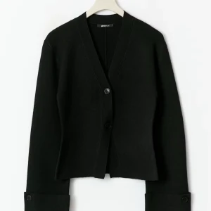 Svart kofta från Gina Tricot - Snygg från Gina! Prislapp kvar. Storlek M men passar S och Xs också. Slutsåld