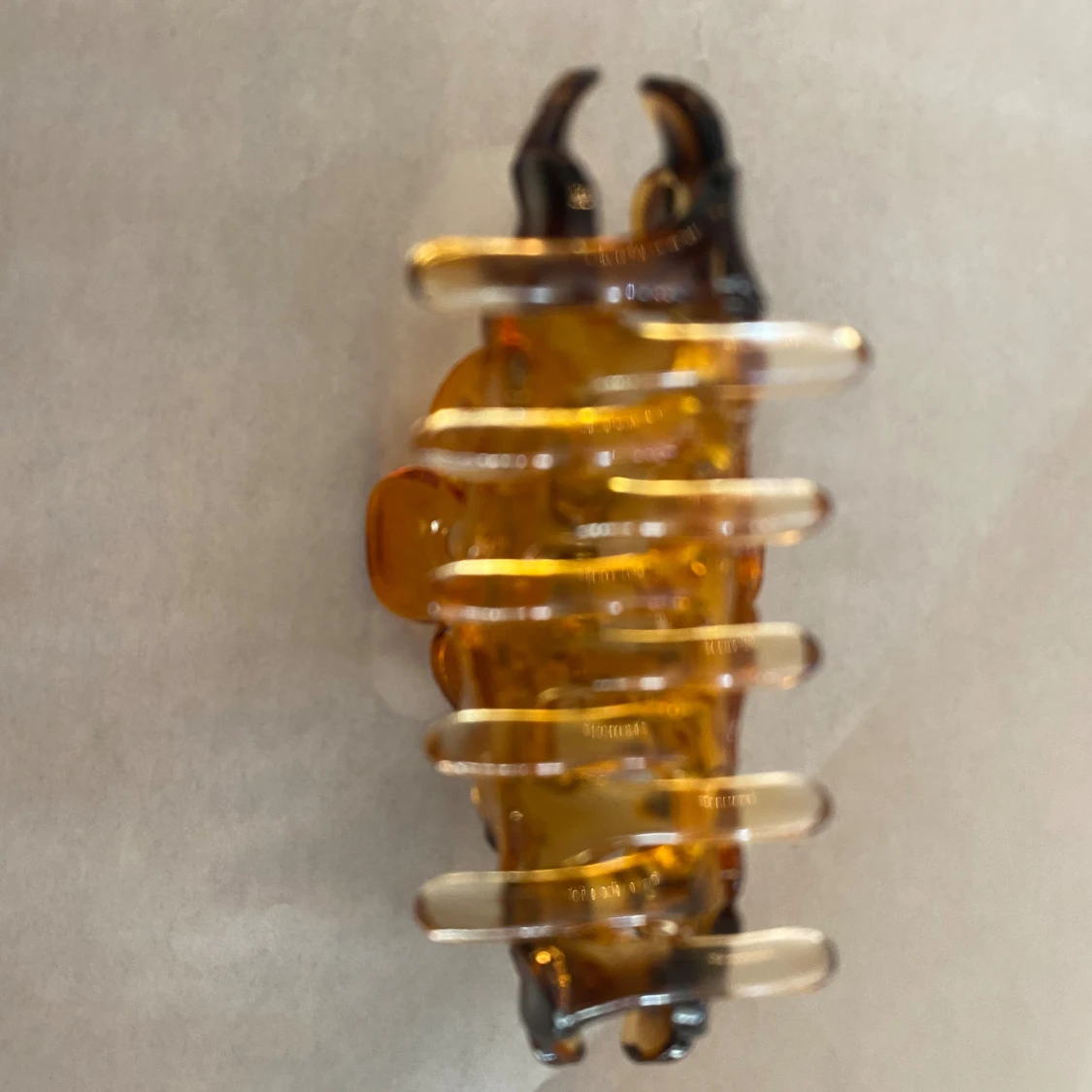 Brun hårklämma med blommor - 2