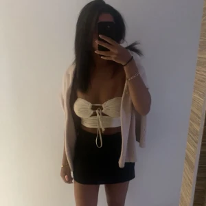 Svart kortkjol i enkel design - Säljer denna toppen med knytning framtill💛