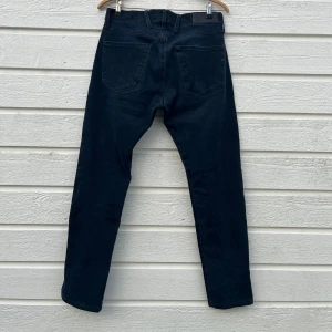 Replay Anbass Jeans 31/32 - Hej! Säljer nu mina mörkblå/svarta Replay Anbass Jeans. De är i storleken W31 L32. De har passformen slim fit och sitter riktigt snyggt! Ordinarie pris: 1600 kr. Hör av dig om du undrar något!
