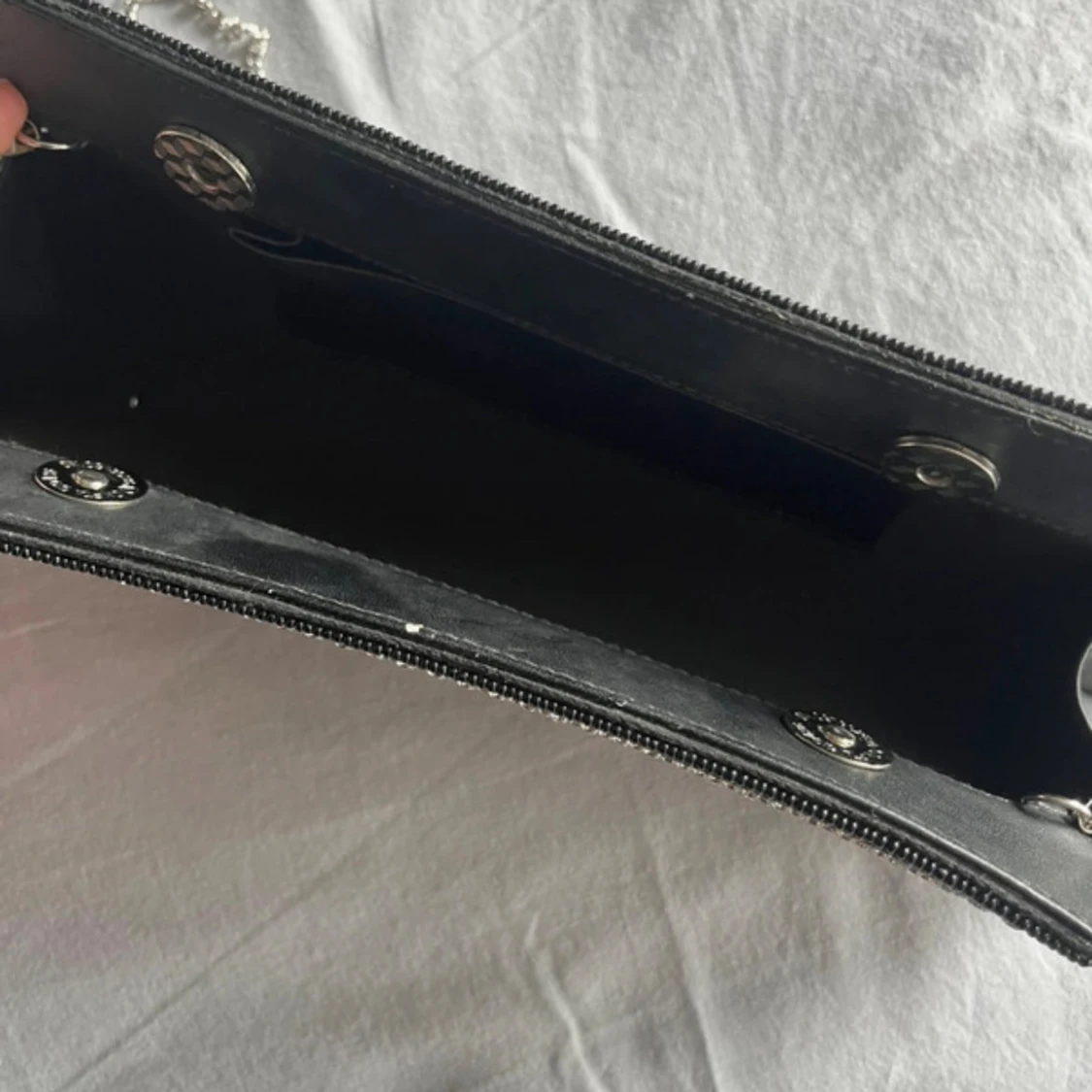 Svart kuvertväska med pärlor och kedja - 4