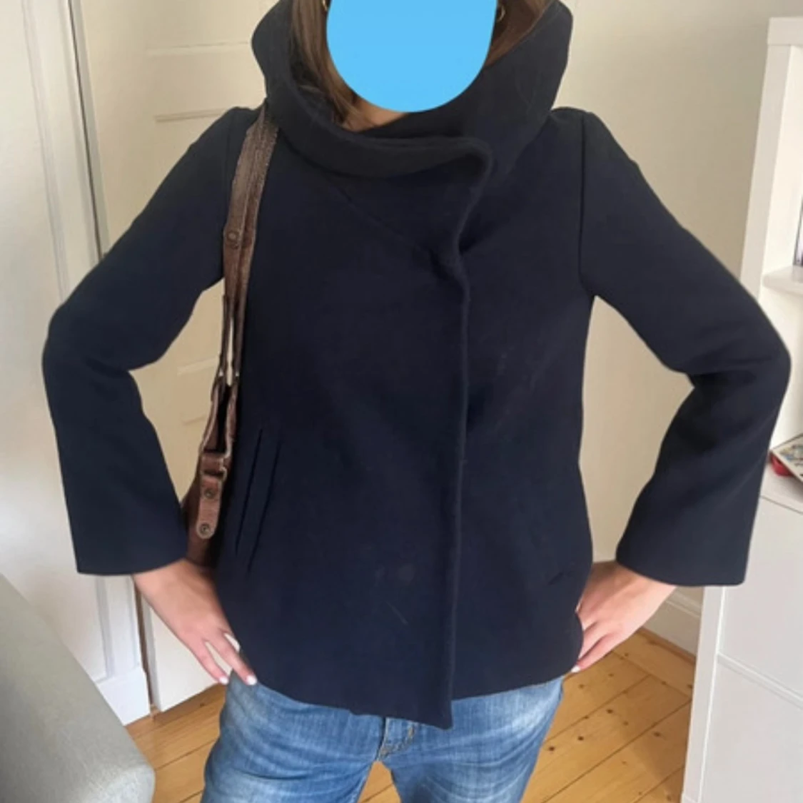 Mörkblå kappa med stor krage