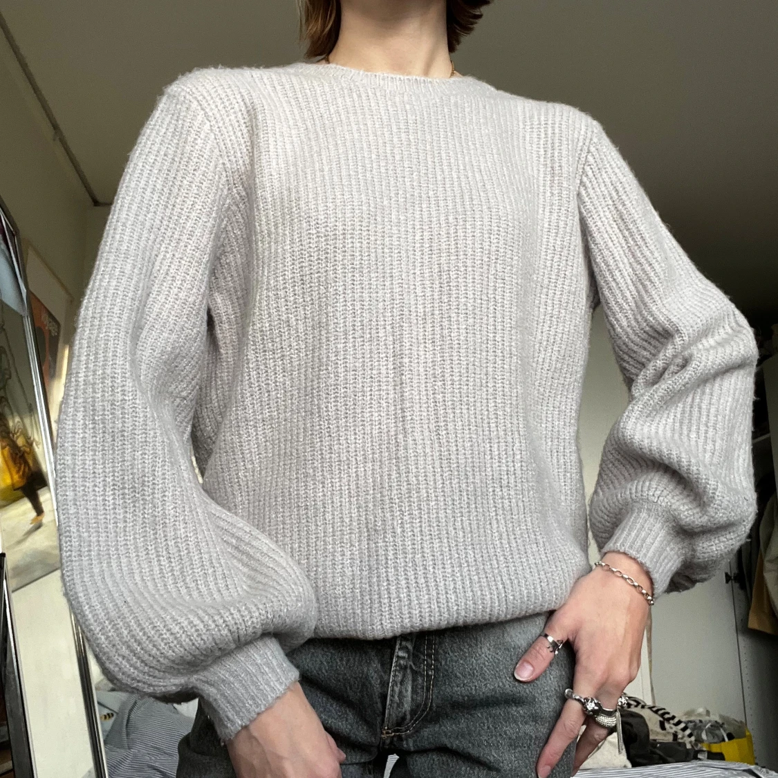 Ljusgrå stickad tröja med v-ringning - 3