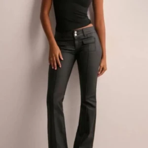 Svarta bootcut byxor med fickdetalj - Snygga svarta skinn byxor 