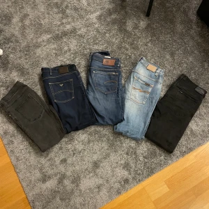 MÄRKES JEANS - Säljer dessa jeans som finns på bilden. Pris kan diskuteras! Fråga gärna frågor om ni vill ha fler bilder på någon speciell eller om ni undrar om storlek. Alla jeans är något mellan W32-W36 och L31-L36