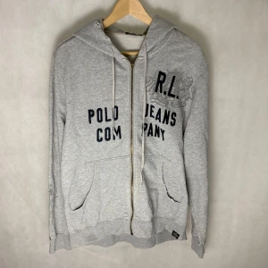 Ralph Lauren ziphoodie  -  Modellen är 185. Storlek XL men sitter som M. Riktigt snygga slitningar. Dragflärpen är av.