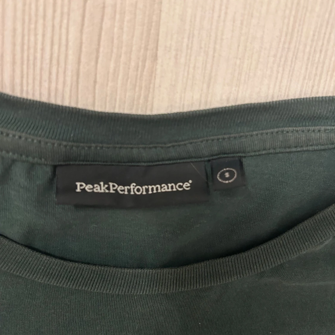 Mörkgrön Peak Performance t-shirt - 1