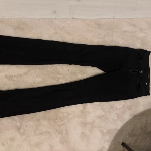 Svarta Jeans - Svarta jeans från Only. Svarta färgen är urtvättad och finns även märken längst ner på benen (se bild) pga att byxorna varit snääppppet för långa på mig som är 182cm. Så väääldigt långa brallor! Men hela utöver det