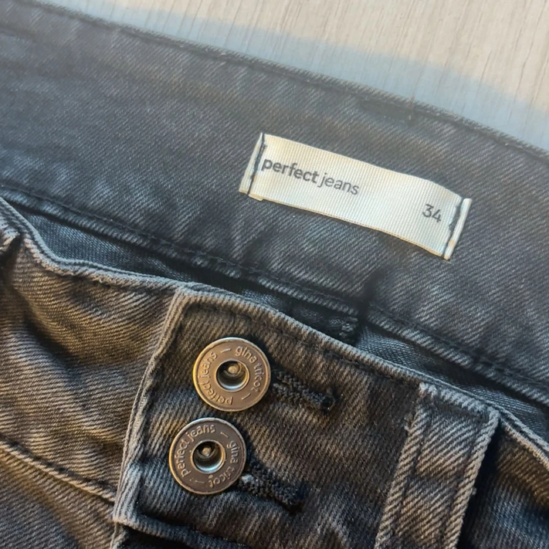 Svarta bootcut jeans från Gina Tricot - 2