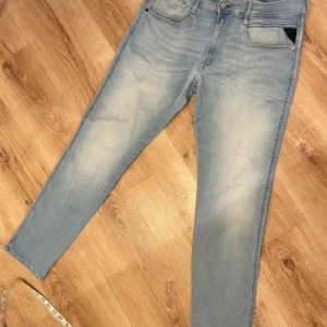Replay Anbass ljusblå jeans - Märke: Replay (anbass) 📏 Storlek: W34 L30 ✨ Skick: Mycket gott skick / Nästan som nya 🎯 Perfekta både till vardags och när du vill klä upp dig lite extra 📦 Snabb leverans – skickas samma dag! 💌 Har du frågor? Hör gärna av dig – svarar snabbt!