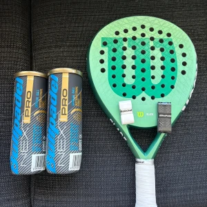 Wilson Blade LS V3 Padelracket - Wilson Blade LS V3 padelracket i grönt, 355g, 260mm, tillverkat i mjukt glasfiber. Racketet är i mycket fint skick med fräscht grepp från Babolat. Två rör Bullpadel Pro padelbollar och extra grepp medföljer. Perfekt för både nybörjare och erfarna spelare.