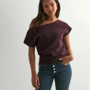 Vinröd offshoulder stickad topp - Vinröd stickad topp med offshoulder med kort ärm använd 1 gång 💕.