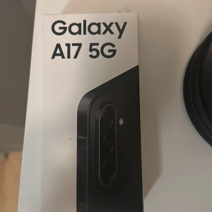 Galaxy A17 5G - Samsung Galaxy A17 5G i mycket fint skick. Stor skärm, trippelkamera och modern design. Inga synliga repor eller skador på varken skärm eller baksida. Perfekt för dig som vill ha en snabb och pålitlig Android-telefon med 5G-stöd.