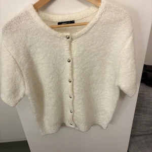 Stickad kortärmad kofta  - Jätte fin stickad från ginatricot. Använd 2 gånger så den är i ny skick. Priset kan diskuteras 💓 postar alltid samma dag eller dagen efter 
