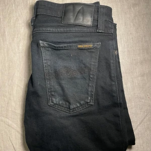 Svarta jeans från Nudie Jeans, 29/30 - | märke: Nudie Jeans | plagg: jeans | skick: 9/10 | storlek: W29 L30 | nypris: 1500kr | mitt pris: 249kr | färger: svart | pris kan diskuteras | hör av dig vid minsta fråga eller fundering // MatteoResell |