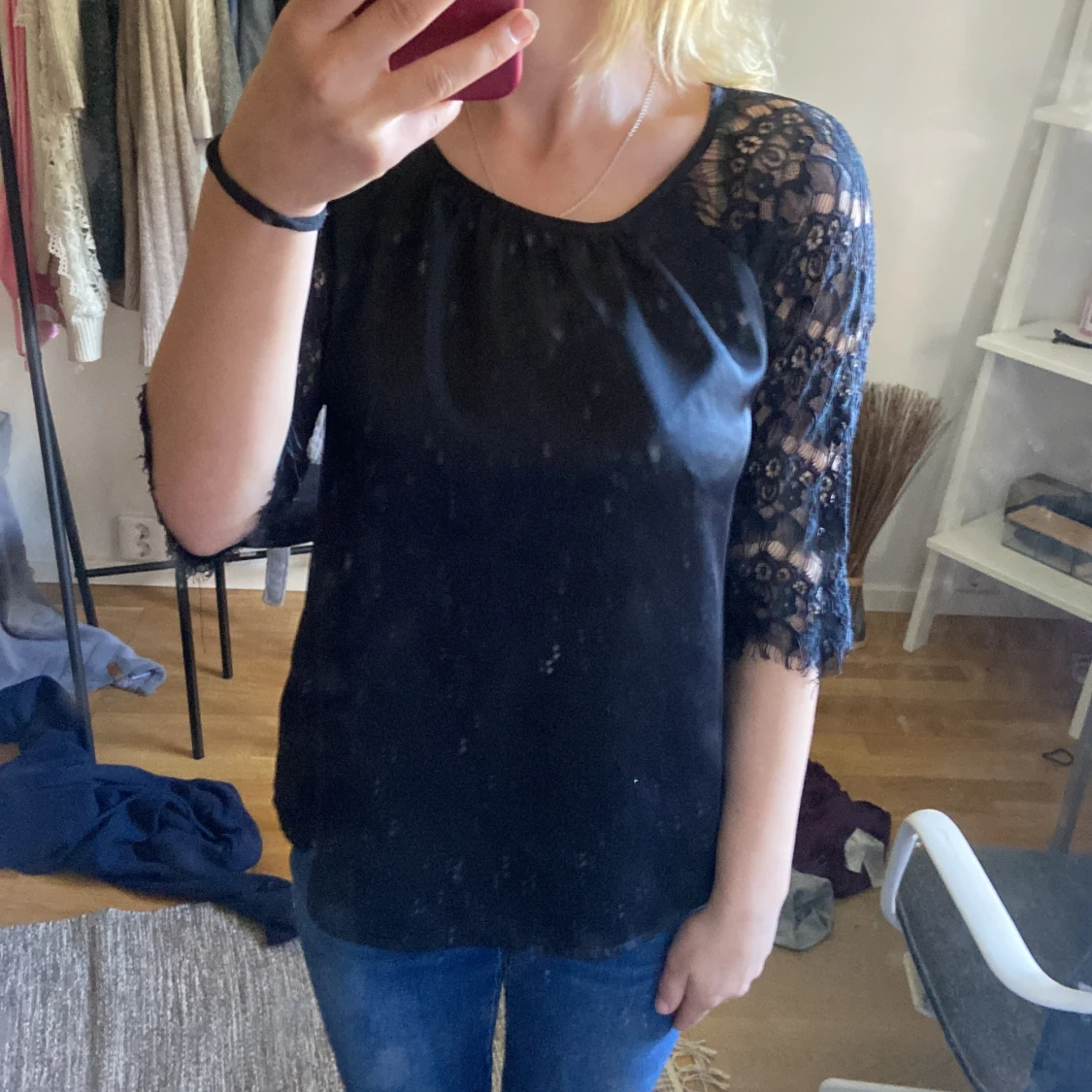 Svart blus med spetsärmar