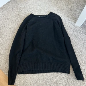 Svart stickad tröja från ONLY -  svart stickad tröja från ONLY. 