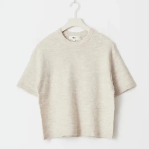 Beige stickad kortärmad tröja - Supermjuk och stilren beige stickad tröja med korta ärmar och rund hals. Perfekt för lager-på-lager eller att bära som den är. Enkel design med ribbade kanter vid hals, ärmslut och nederkant. Passar till allt och ger en chill vibe.