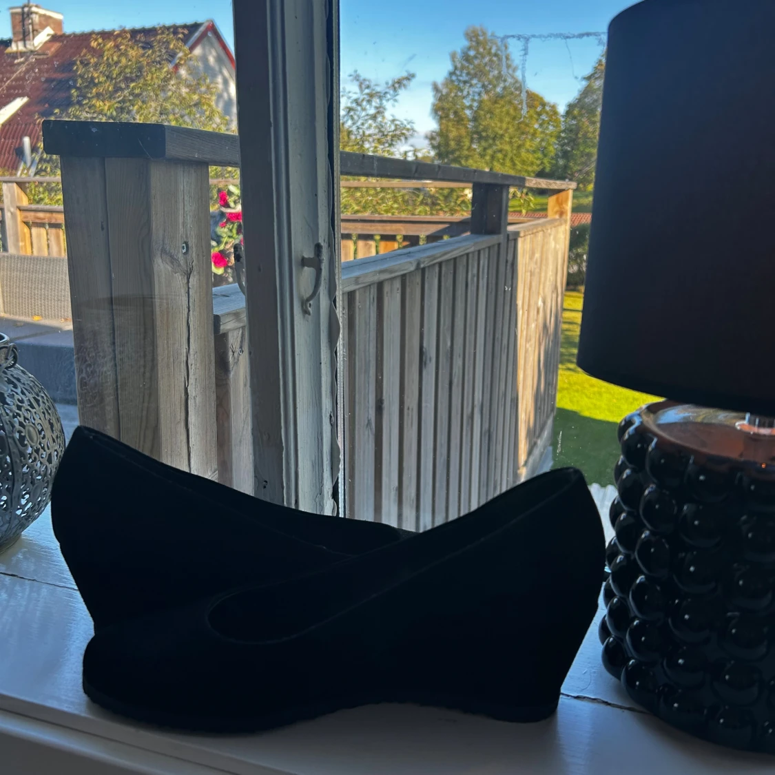 Svarta kilklackade pumps - 1