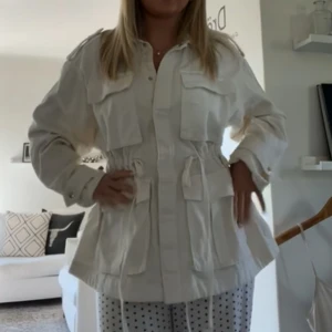 Sjukt snygg jacka ! - Säljer denna populära jacka som tyvärr inte kommer till användning för mig då den är för stor! Första bilden är jackan på mig och den andra på en annan tjej🥰