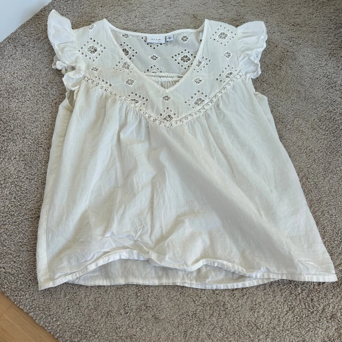 Vit blus med spets och volang