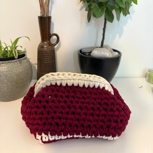 Handgjord vinröd och beige clutch - Egenvirkad vinröd med beiga detaljer kom privat för fler detaljer 