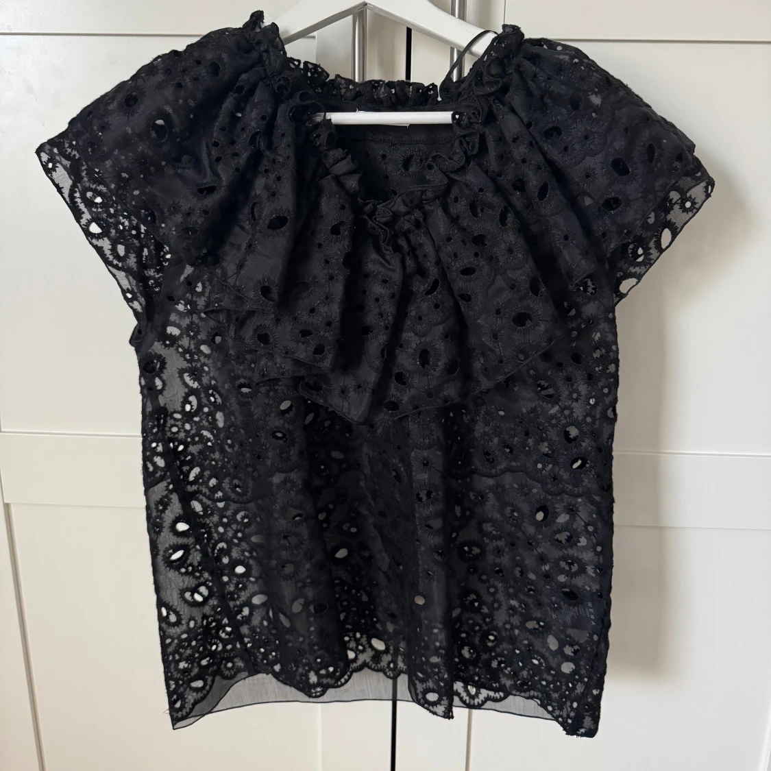 Svart blus med volang och broderi - 1