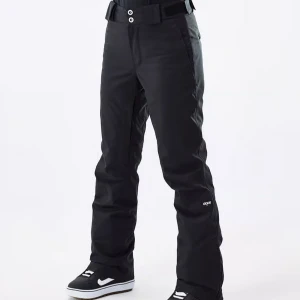 Svarta skidbyxor från Dope - Svarta skidbyxor från Dope med breda bälteshällor, dubbla knappar i midjan och dragkedja. Fickor både framtill och baktill. Byxorna har en snygg passform lite tajtare över låren och bredare ner mot vaderna. Lite slitna baktill, kan skicka bild om så önskas💕 nypris 1999kr