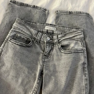 Gråa jeans, Gina Tricot - Snygga grå jeans från Gina tricot. Jeansen har raka ben och normal passform. Använd 2 gånger så de är i nyskick. Nypris 399kr