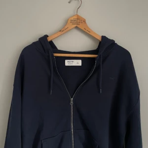 Mörkblå hoodie från Hollister - Mörkblå hoodie från Hollister i storlek L! Aldrig använd! Bara att höra av er vid frågor 😊