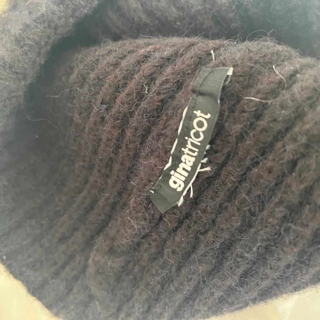 Svart stickad mössa - 2